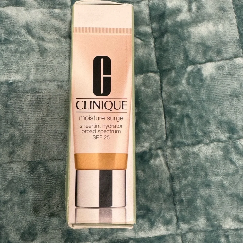 CLINIQUE  Moisture Surge Sheertint Hydrator Broad Spectrum SPF 25